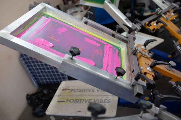 Porównanie kosztów druku cyfrowego i wielkoformatowego: co wybrać?